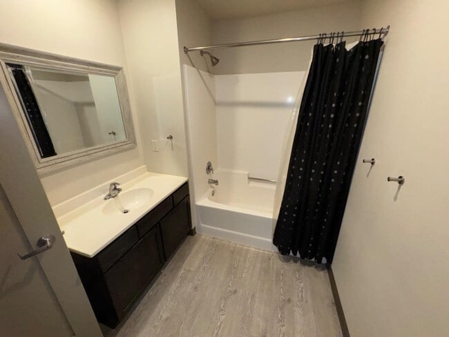 Building Photo - 922 Charles St