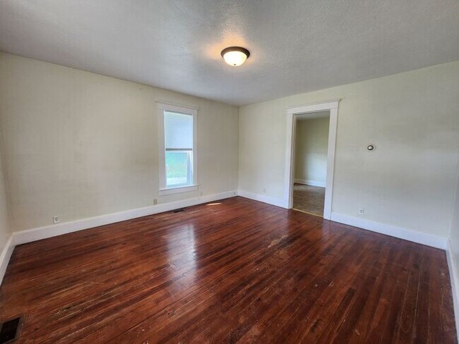Foto del edificio - NOW $100 OFF! - 2 Bedroom Home in the Country
