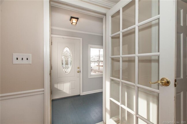 Foto del edificio - 236 Flax Hill Rd