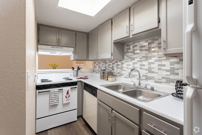 2HAB, 1BA - 865 ft² - San Marin