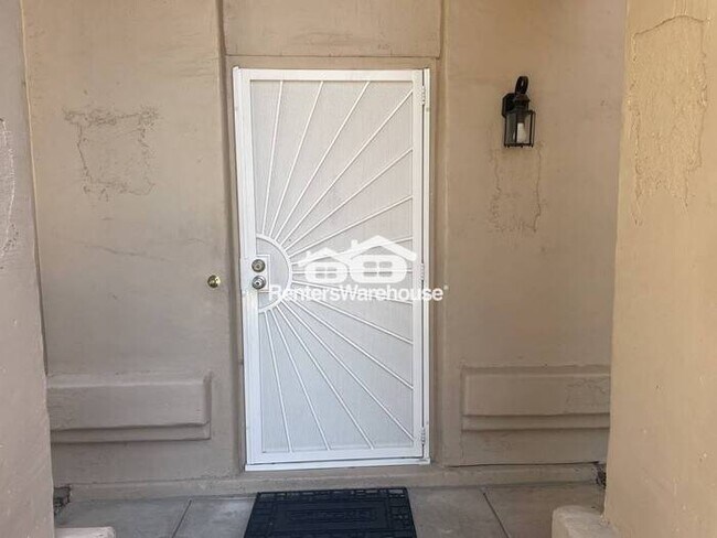 Building Photo - Hillcrest Beauty 4bed 3bath P00L Grass Bac...