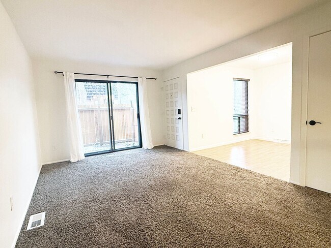 Foto del edificio - Clean & Quiet 3 Bed / 2.5 Bath Town Home with 2 Car Garage in Arvada