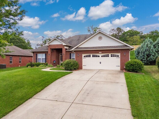Building Photo - Spacious 4-Bedroom, 2 BA Ranch Home, 2 Car...