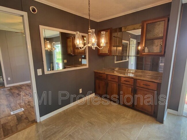 Building Photo - 925 Cranor Rd