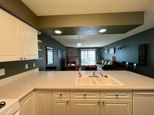 Building Photo - 2 Bedroom/1.5 Bath Condo in Mariner's Cove...