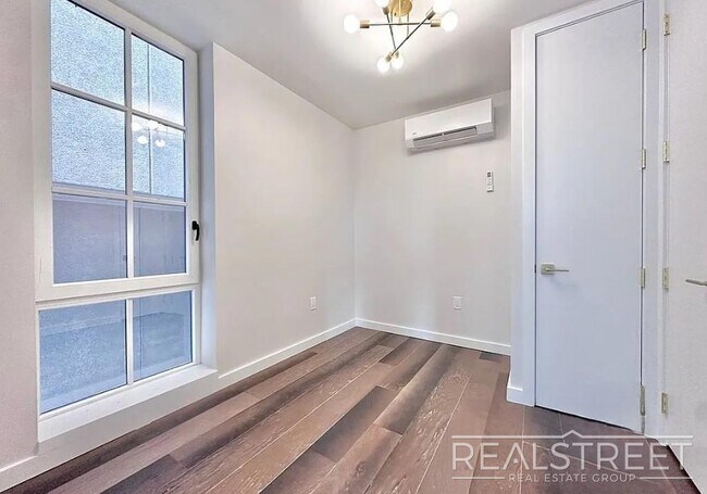 Foto del edificio - 1BR in Sunset Park/South Slope | Sunlit, Spacious & Pet-Friendly