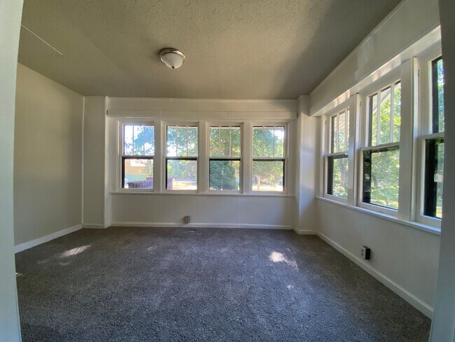 Foto del edificio - 4 Bedroom 2 Bathroom 2 Stall Detached Garage