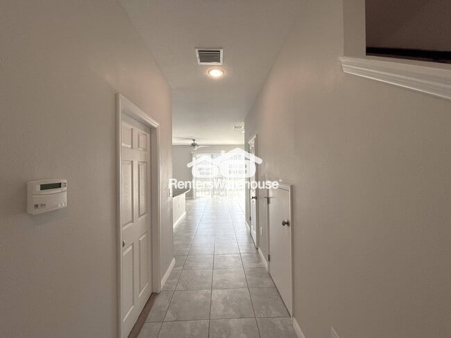 Foto del edificio - 7025 Grand Elm Dr