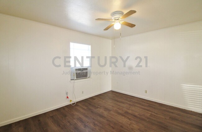 Foto del edificio - Cozy 1/1 Fourplex Unit On A Corner Lot In Weatherford For Rent!