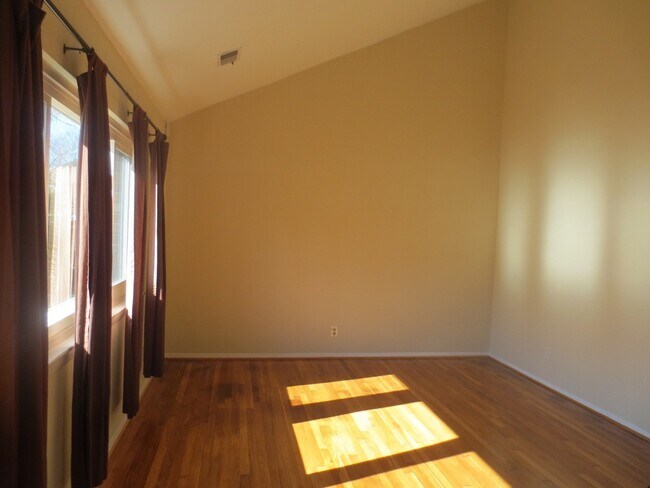 Building Photo - 4 BR, 2 BA, 1 Car Gar VB Near Golf Course ...