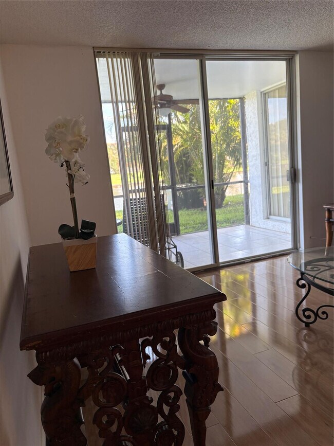 Building Photo - 3750 Inverrary Dr