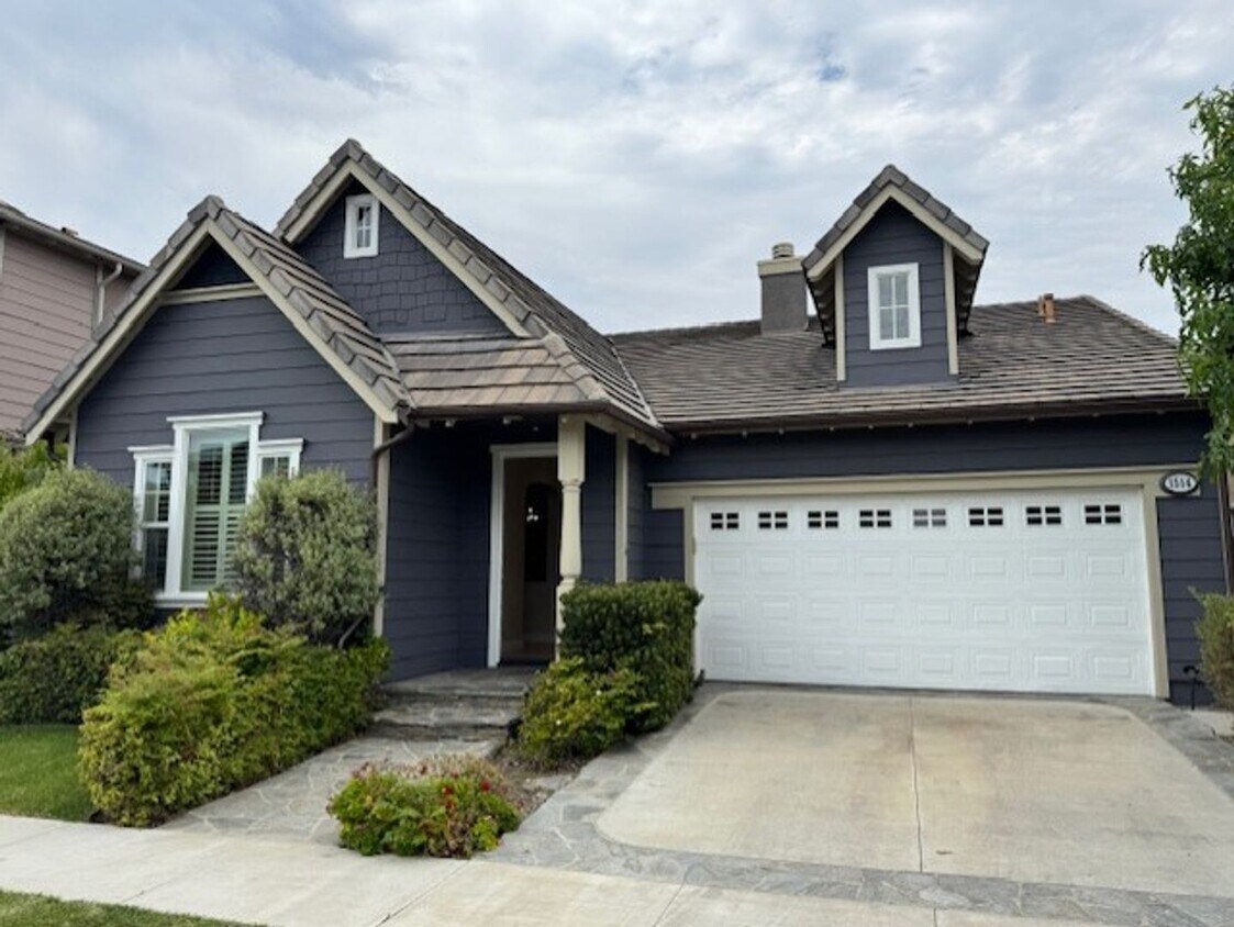Foto principal - Beautifully Updated 3 bed 2 bath Home in T...