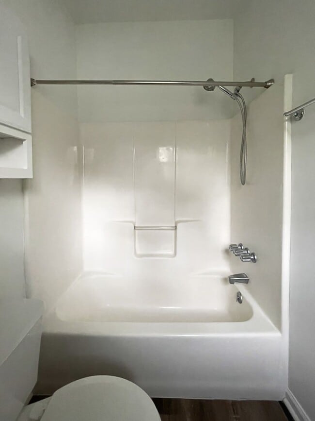 Building Photo - Two Bedroom Townhome!