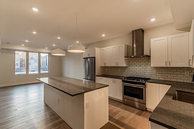 Foto del edificio - Newer Build 2 Bedroom, 4 Bathroom Jefferson Park Townhome