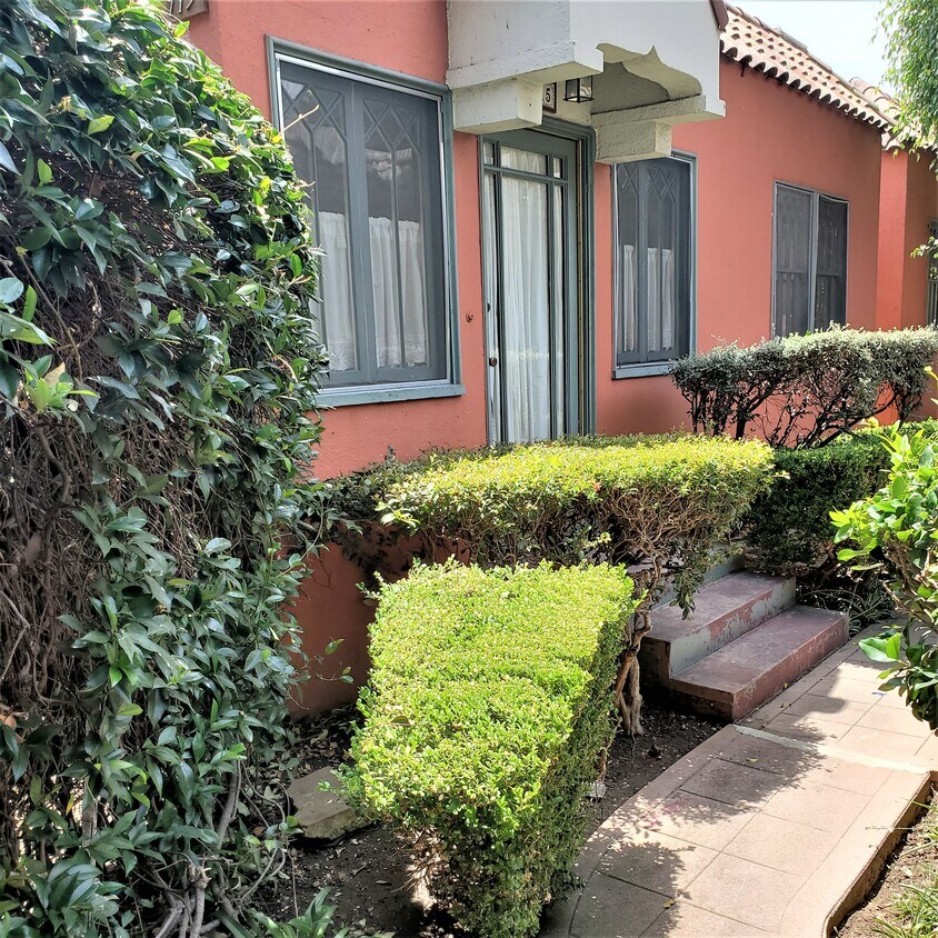private entrance to unit - 715 N Hayworth Ave