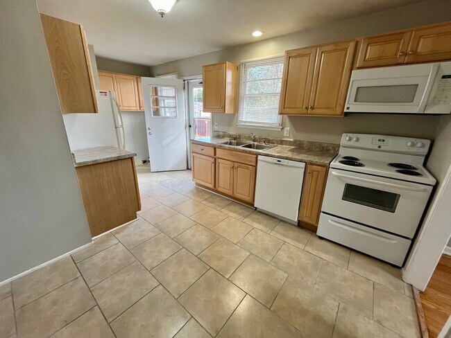 Foto del edificio - 3 Bedroom, 2 Bath Ranch located in Guilfor...
