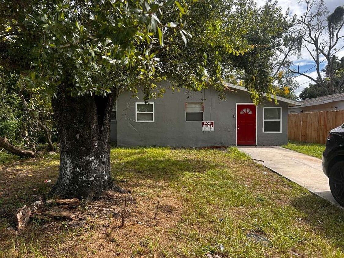 Foto principal - Charming Tampa Home in Quiet Neighborhood ...