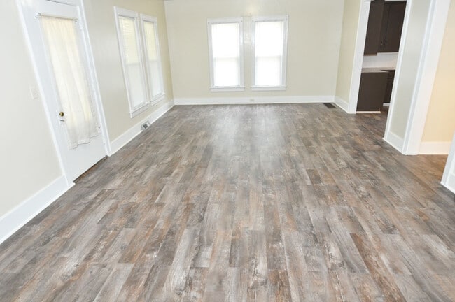 Dining room - 1602 N Wooster Ave