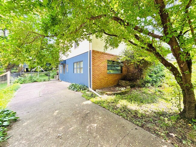 Foto del edificio - Quaint 1bed 1bath Lower Level Unit, With P...