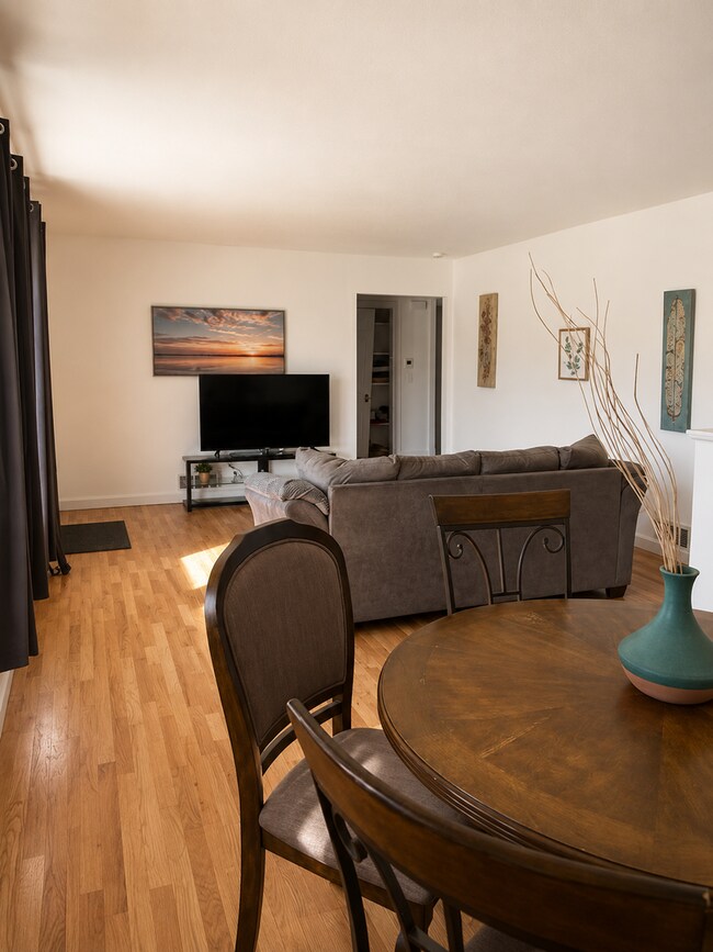 Foto del edificio - Fully Furnished 4 Bed, 2 Bath Home | West End Gem | All Utilities + WiFi Included