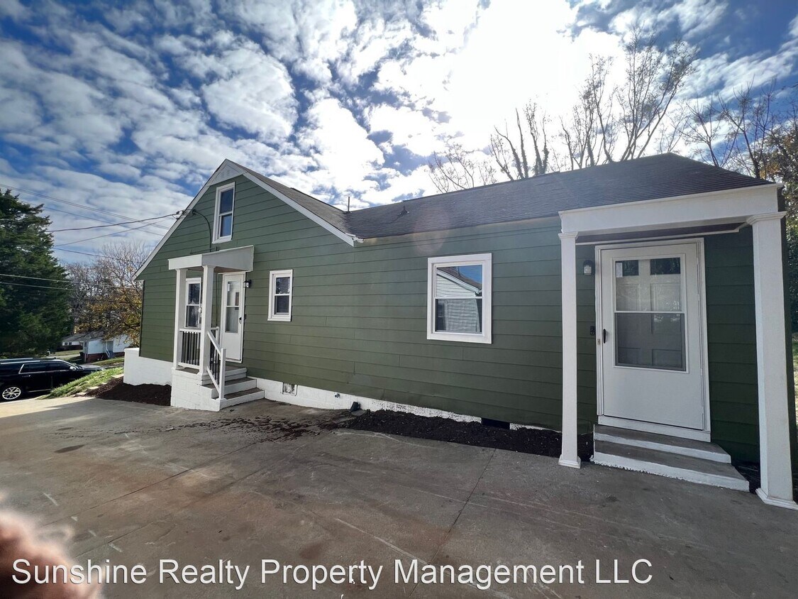Primary Photo - 4 br, 2 bath House - 130 N Graham Ave