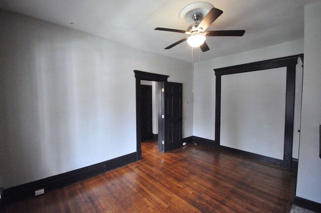 Foto del edificio - 131 W 8th Ave