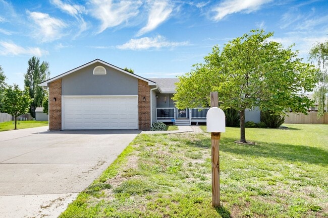 Building Photo - Large Family home For rent!