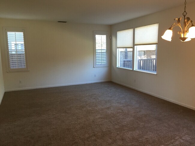 Foto del edificio - 4 Bed, 3.5 Bath Antioch Home with Loft