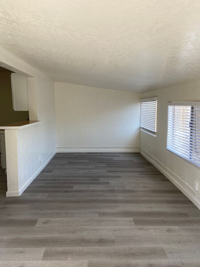 Building Photo - 3622 1/2 COLLIER AVENUE-