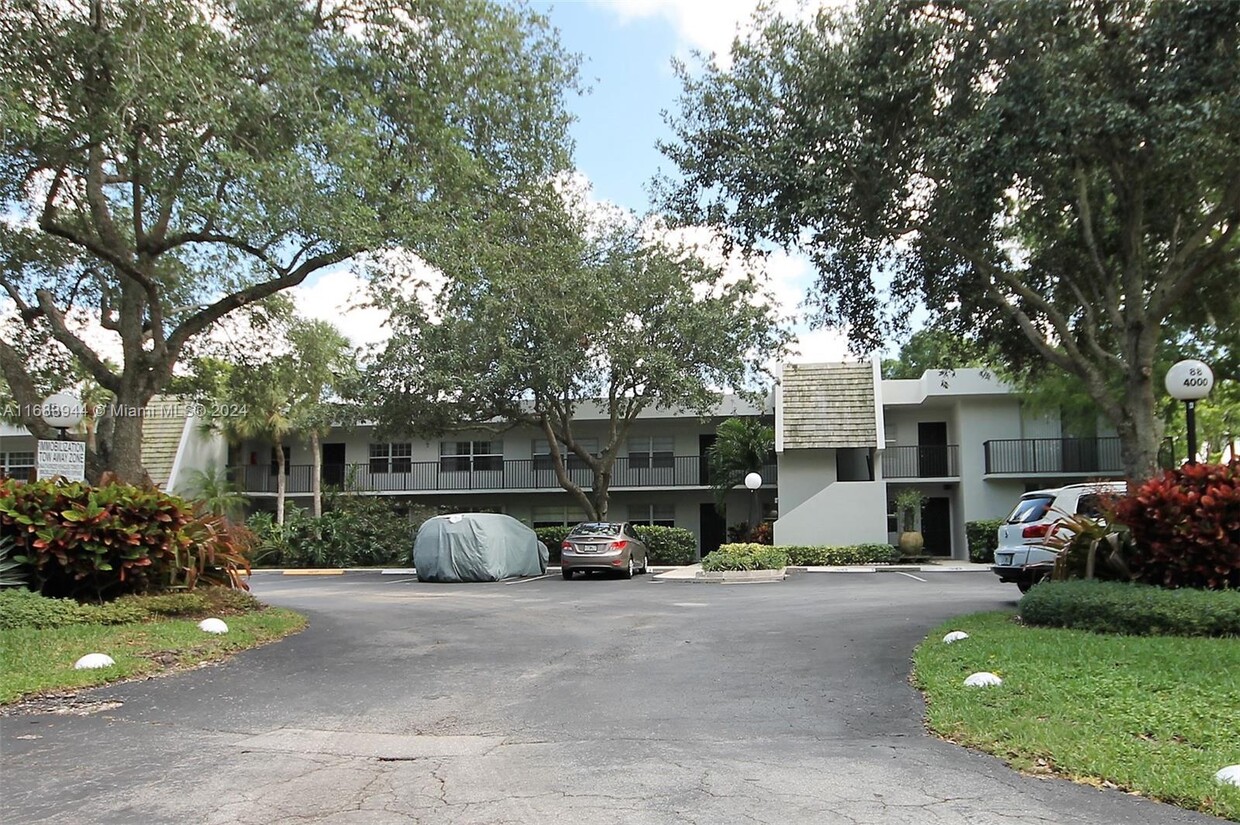 Foto principal - 4000 N Cypress Dr