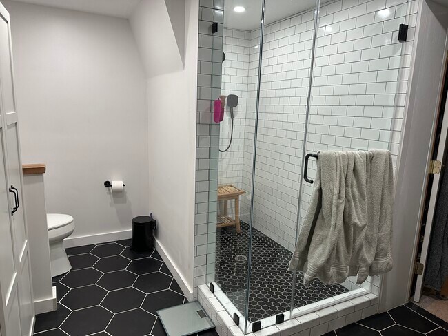 Baño principal, vista a la ducha - 838 Colvin Ct