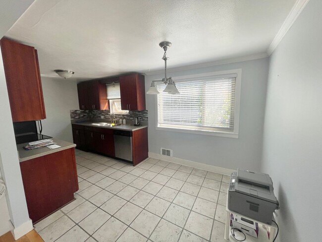Building Photo - Wallingford 2-Bed Condo with Garage!