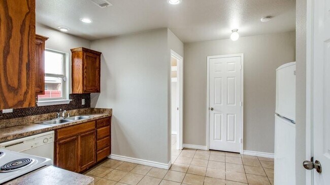 Building Photo - 1208 Boxwood Dr