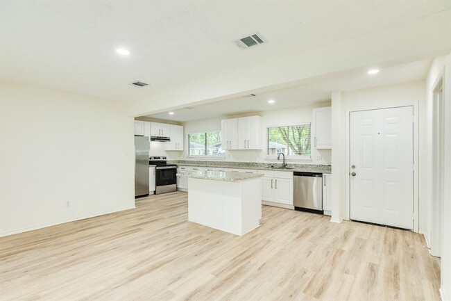 Building Photo - 408 Gardenia St