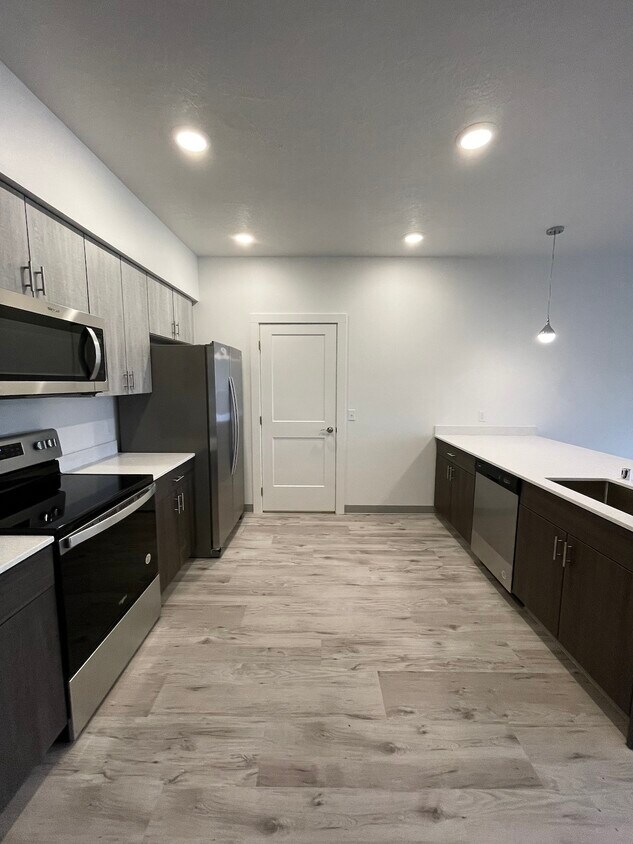 3905 S Dishman Mica Rd Unit 407, Spokane Valley, WA 99206 Room for