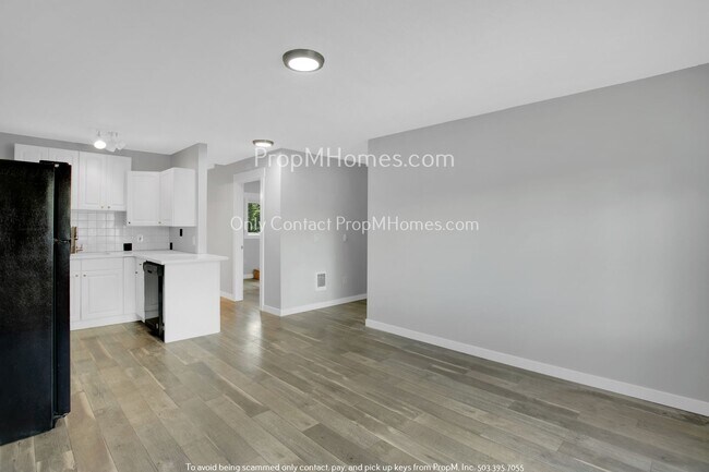 Building Photo - Charming Two Bedroom, One Bath in Quiet Br...