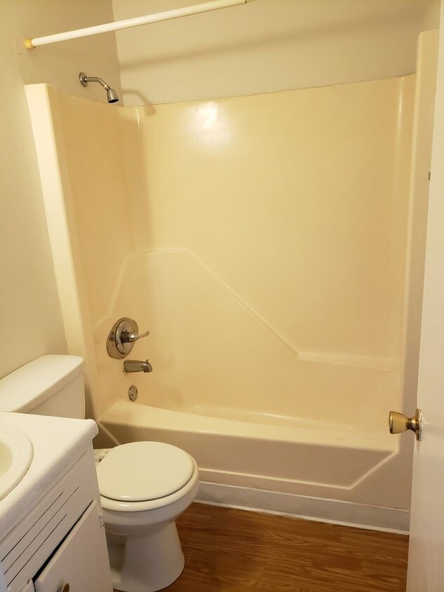 Foto del edificio - 2 br, 1 bath Apartment - 5460 Shattalon Drive