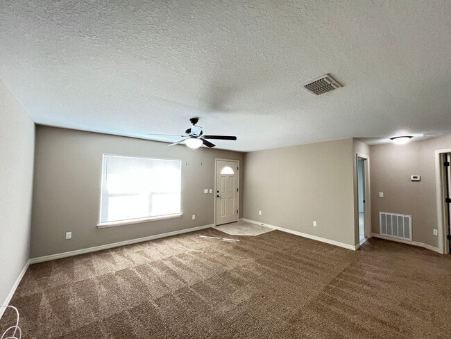 Building Photo - Incredible, 3 Bedroom, 2 Bathroom Home in ...