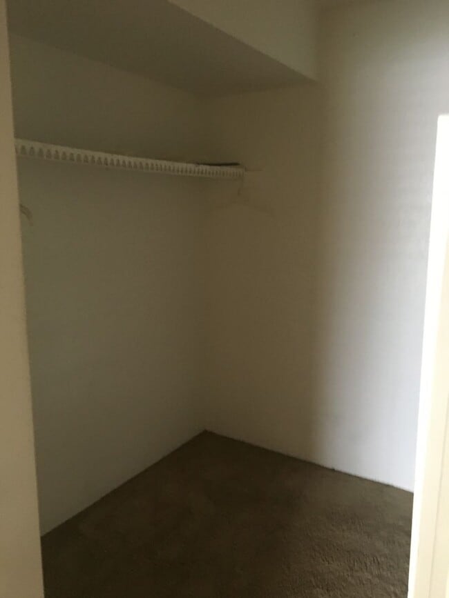 Building Photo - 1 bedroom / 1 bathroom 1st floor unit