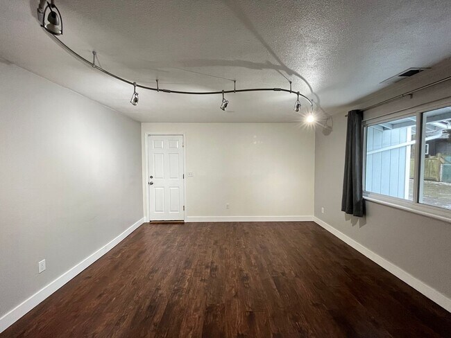 Foto del edificio - Beautiful 3Bed + 2bath Ranch Style Home in...