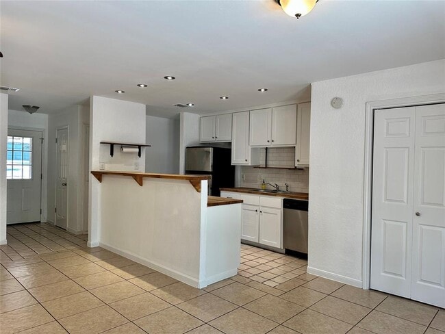 Building Photo - 1009 Serenada Dr