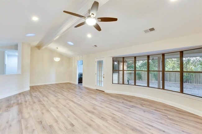 Building Photo - 2120 Wychwood Dr