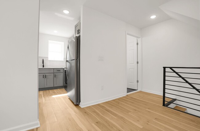 Building Photo - Metropolitan Styled -3 Bed/1 Bath w/ Priva...