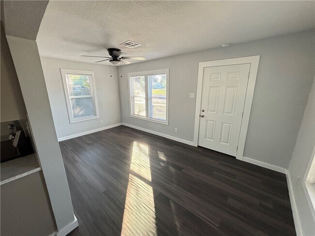 Foto del edificio - 417 Robert Dr