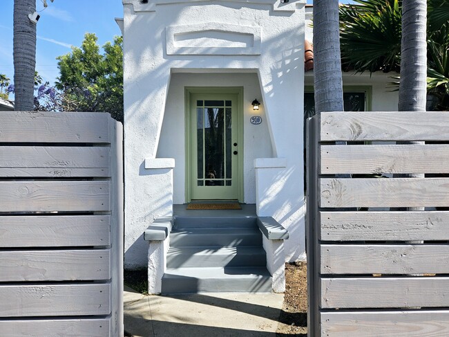 910 Victoria Ave- 1bdrm + 1 bth - 910 Victoria Ave