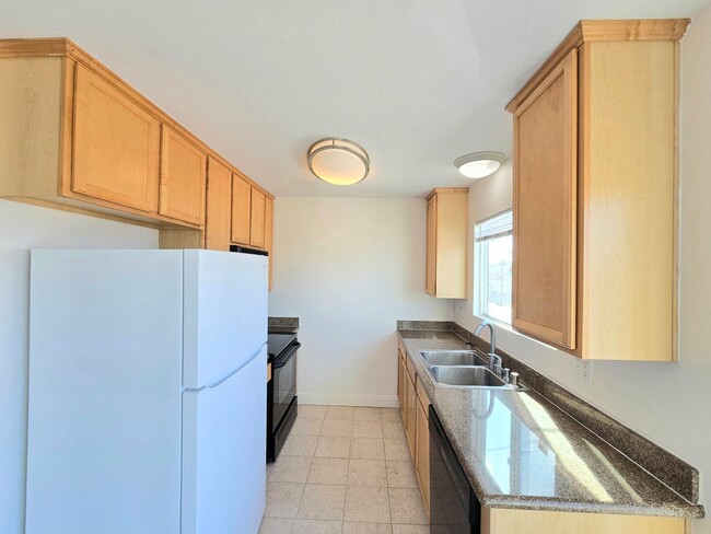 Building Photo - Recently Upgraded 1 bedroom, 1 bathroom Co...