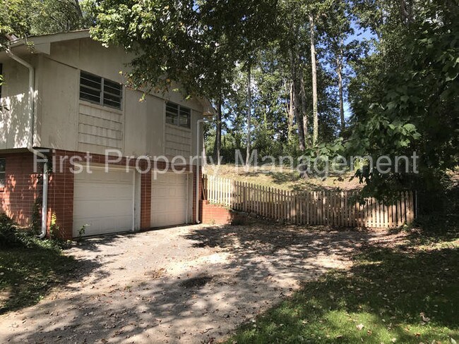 Building Photo - Rent Special on This 4 Bed House