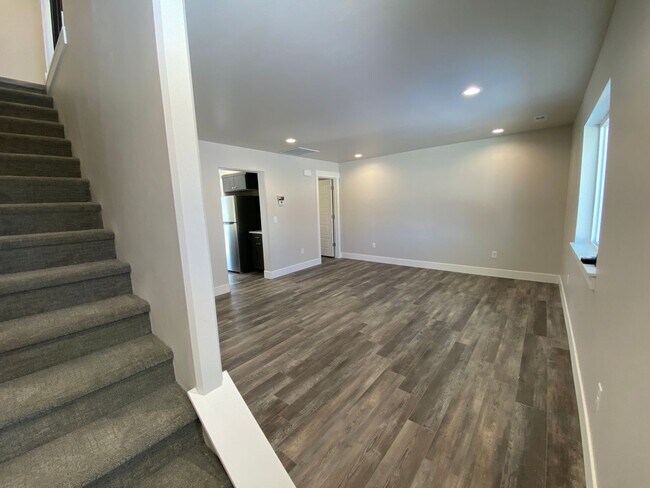 Building Photo - Townhouse