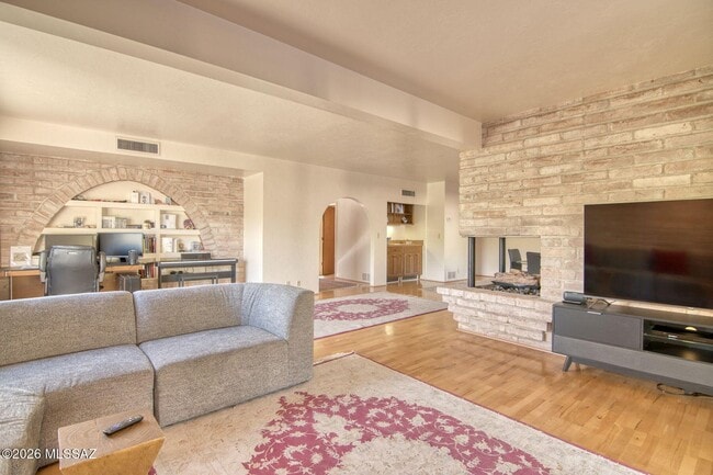 Building Photo - 6490 N Val Dosta Dr