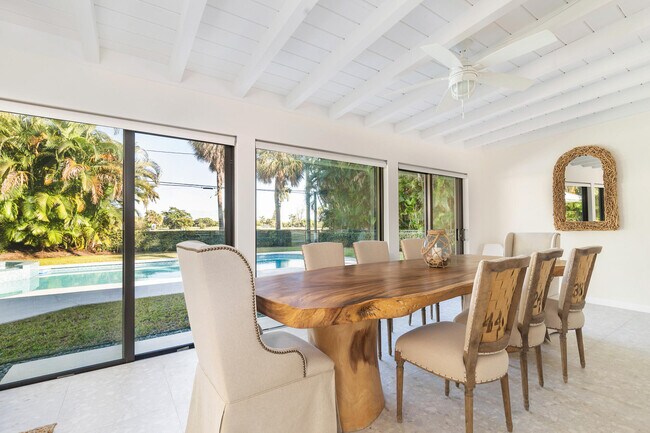 Foto del edificio - 328 N Lakeside Dr